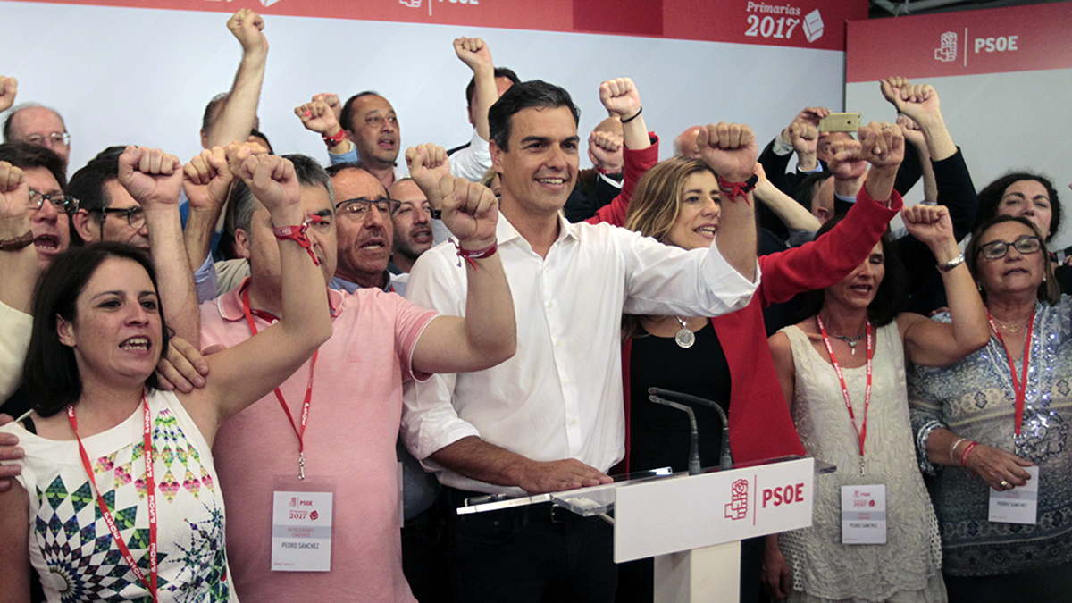 Pedro Sánchez canta ‘La Internacional’ con sus seguidores. (Foto: Francisco Toledo)