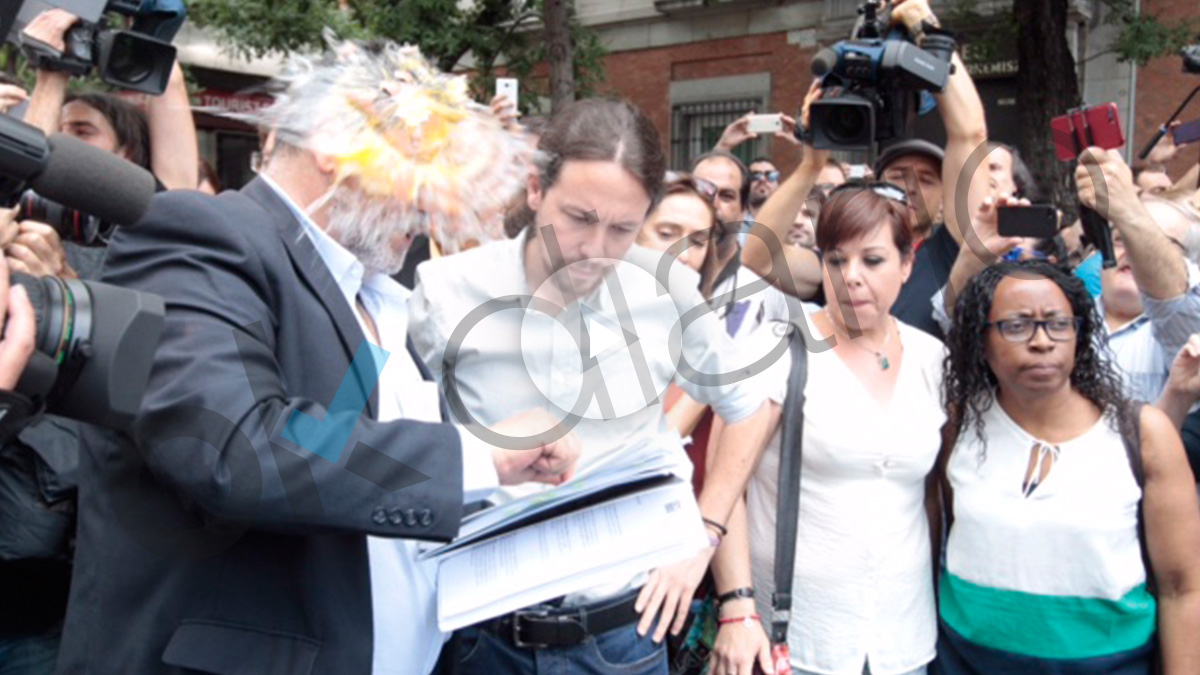 El secretario general de Podemos, Pablo Iglesias, se lleva un huevazo (Foto: Francisco Toledo)