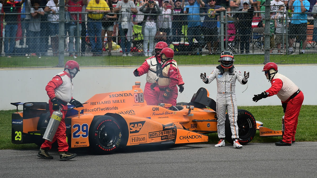Fernando Alonso habría detectado alguna anomalía en su coche mediadas las 500 Millas de Indianápolis, adelantando el fatal desenlace que finalmente se produjo con su abandono. (Getty)