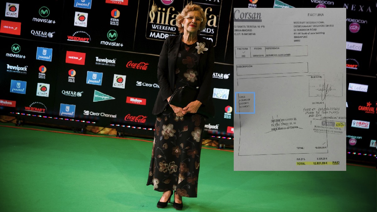 La alcaldesa Carmena en los premios de Bollywood junto a la factura. (Foto: AFP)