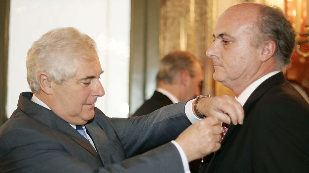 El magistrado de enlace de España en Francia, Manuel García Castellón (d), recibe de manos del ministro francés de Justicia, Pascal Clément, la Legión de Honor, en 2006. EFE
