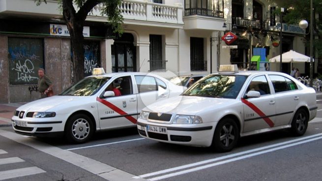 La huelga de taxis deja tres opciones a los viajeros que llegan a El Prat: metro, autobús o Uber y Cabify