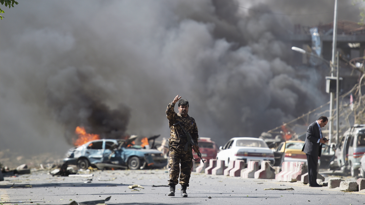 Imagen del atentado en la zona diplomática de Kabul. (Foto: AFP)