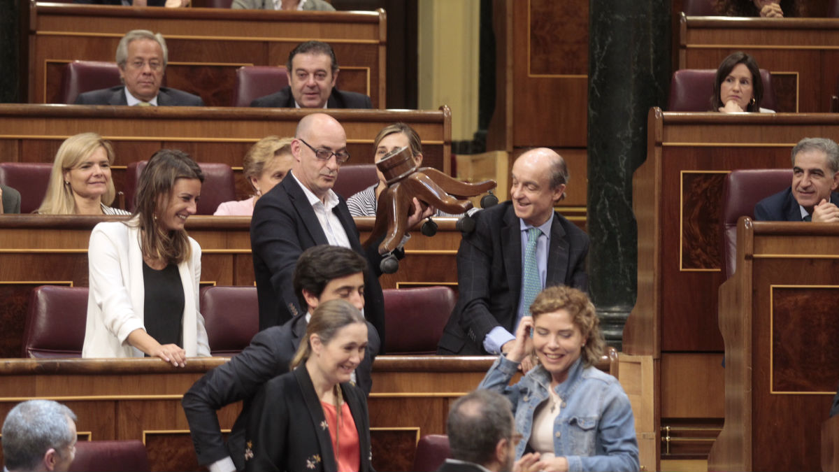 Diputados de C’S con el escaño roto. (Foto: Francisco Toledo)