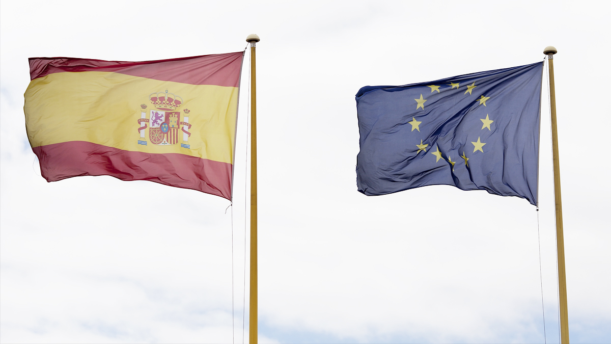 Banderas de España y la Unión Europea. (Foto: Getty)