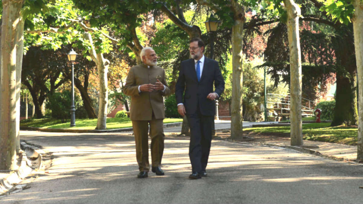 Narendra Modi, primer ministor de la India, y Mariano Rajoy en los jardines de la Moncloa.