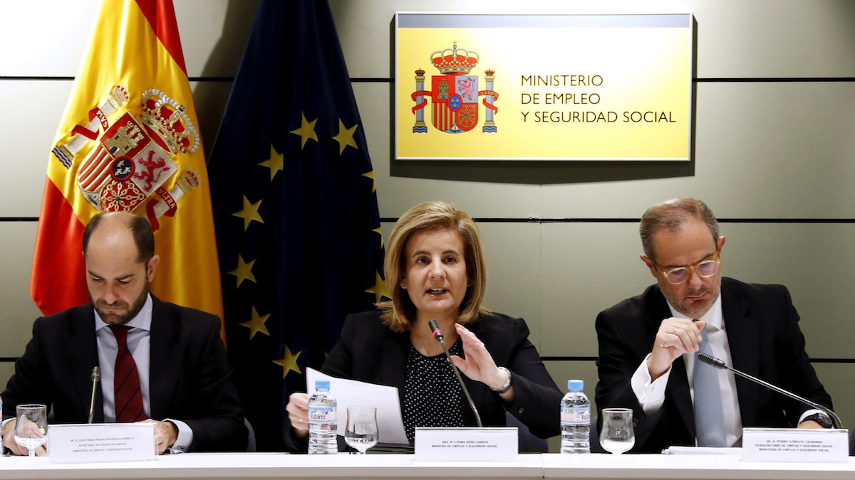 La ministra de Empleo y Seguridad Social, Fátima Báñez (c), el secretario de Estado de Empleo, Juan Pablo Riesgo (i), y el subsecretario de Empleo y Seguridad Social, Pedro Llorente (d). (Foto: EFE)