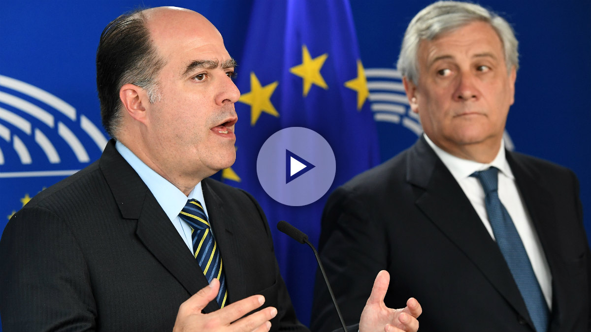 Los presidentes de la Asamblea venezolana, Julio Borges (uzqda.), y del Parlamento Europeo, Antonio Tajani. (Foto: AFP)