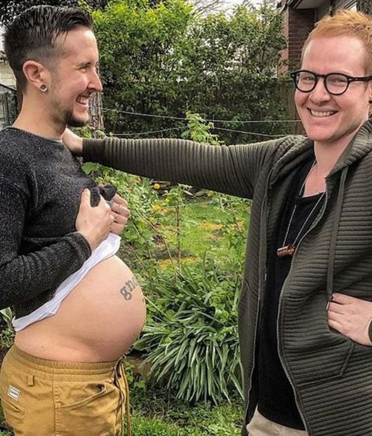 Trystan Reese muestra orgulloso su embarazo junto a su pareja, Biff Chaplow.