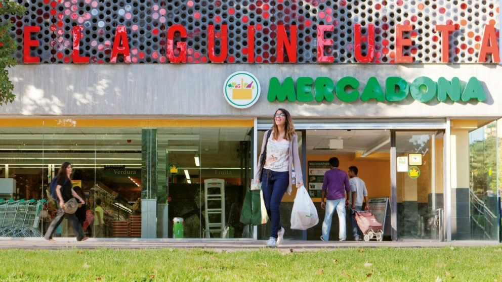 Foto de una mujer saliendo de un supermercado de Mercadona.