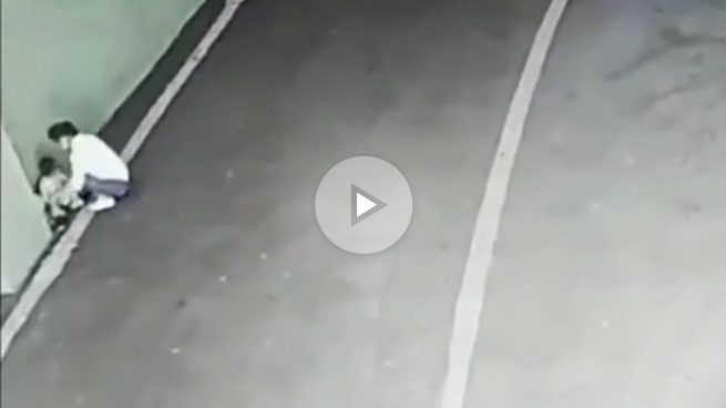 Acomoda a su bebé en la esquina de un parking y huye abandonándolo