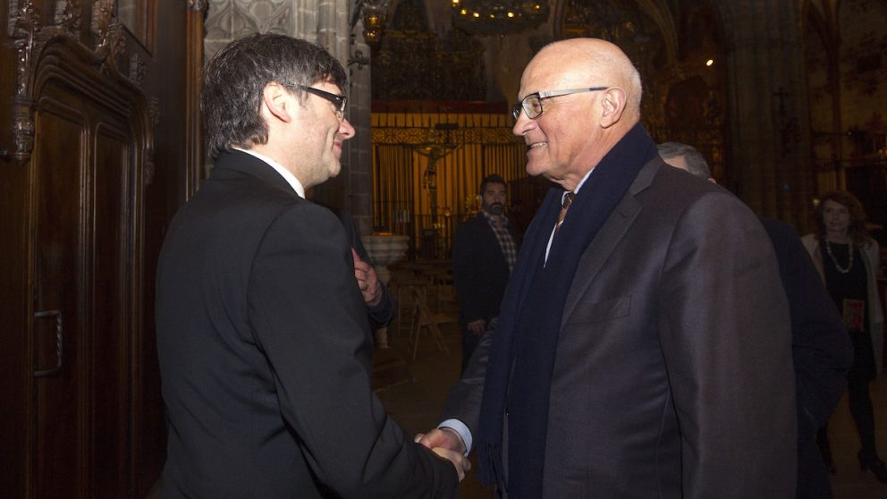 El presidente de la Generalitat, Carles Puigdemont (i) y el presidente de Banco Sabadell, Josep Oliú.  (Foto: EFE)