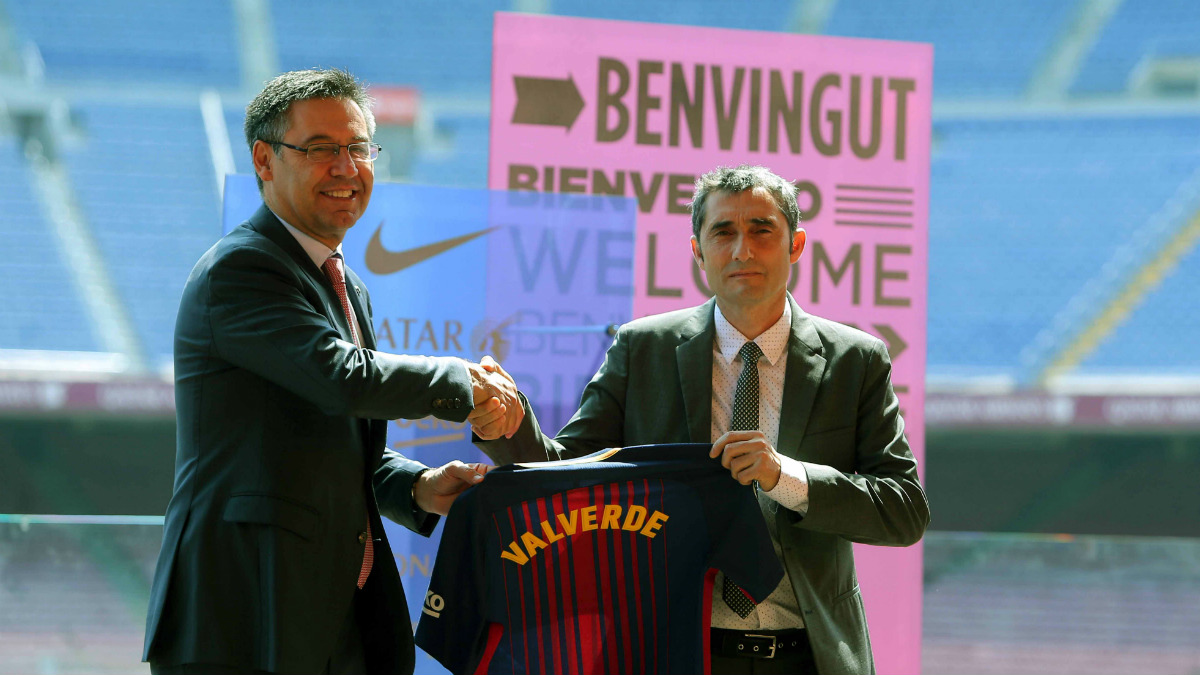 Ernesto Valverde posa junto a Josep María Bartomeu. (EFE)
