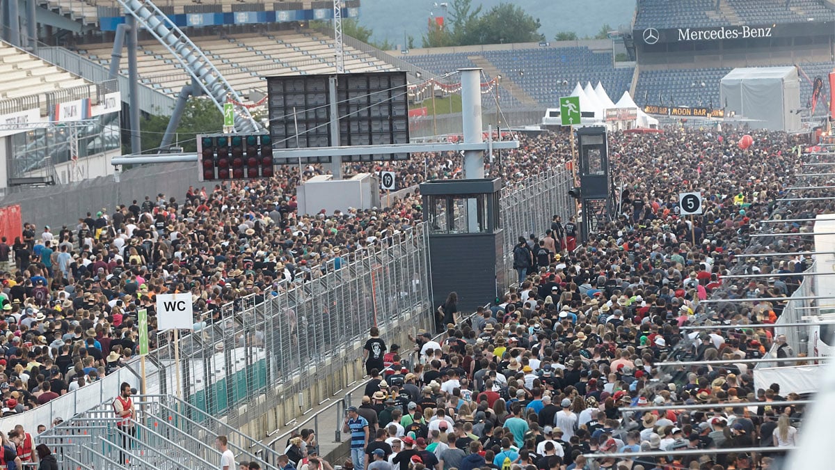 Los asistentes al festival de rock en el momento en el que son evacuados. AFP