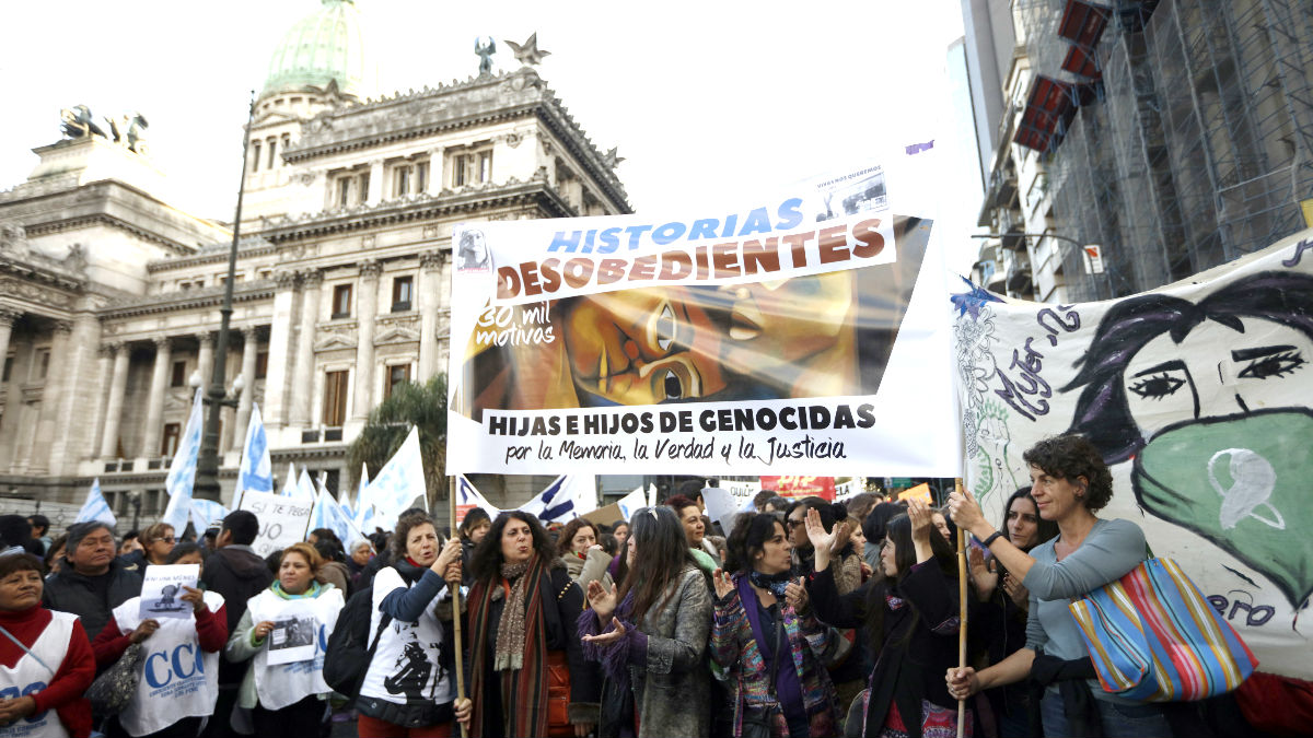 Hijas de genocidas en la marcha de este sábado en Buenos Aires (Foto: AFP).