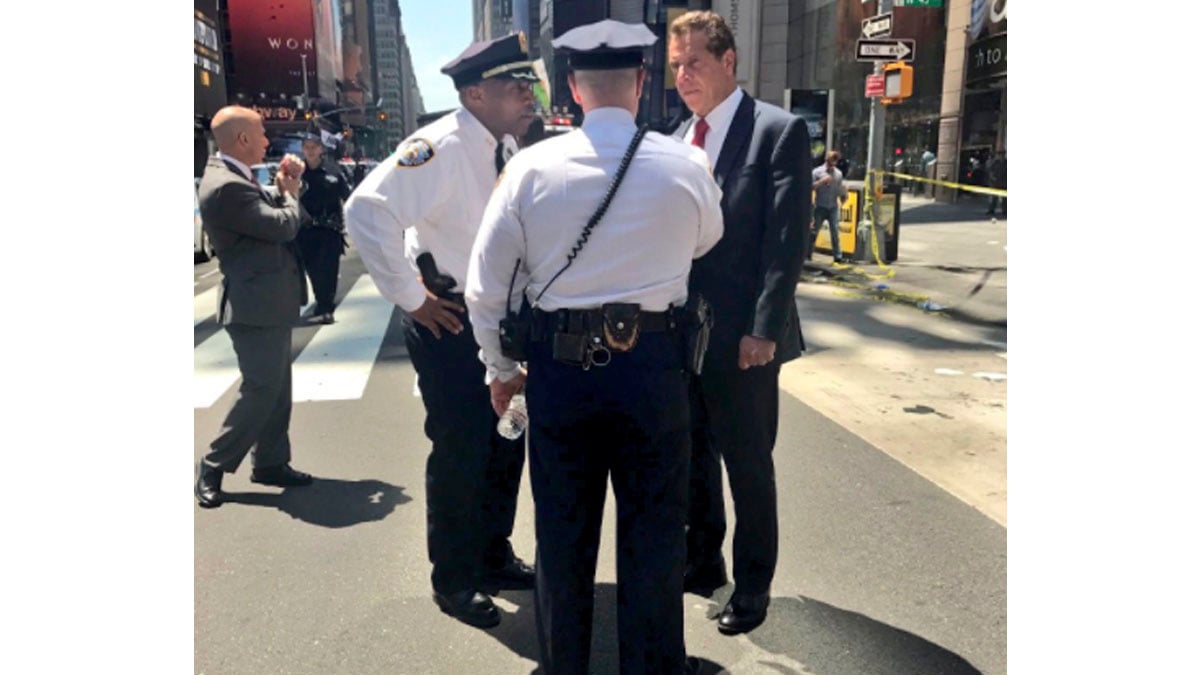 El gobernador de Nueva York Andrew Cuomo con la policía local.