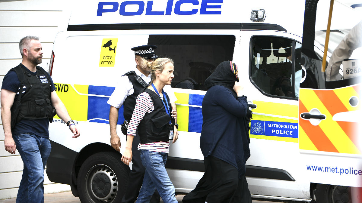 La policía arresta a una mujer en Londres (Foto: AFP).