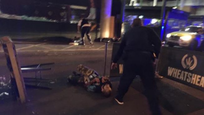 Uno de los terroristas fue reducido en London Bridge mientras corrían gritando «¡Esto es por Alá!»