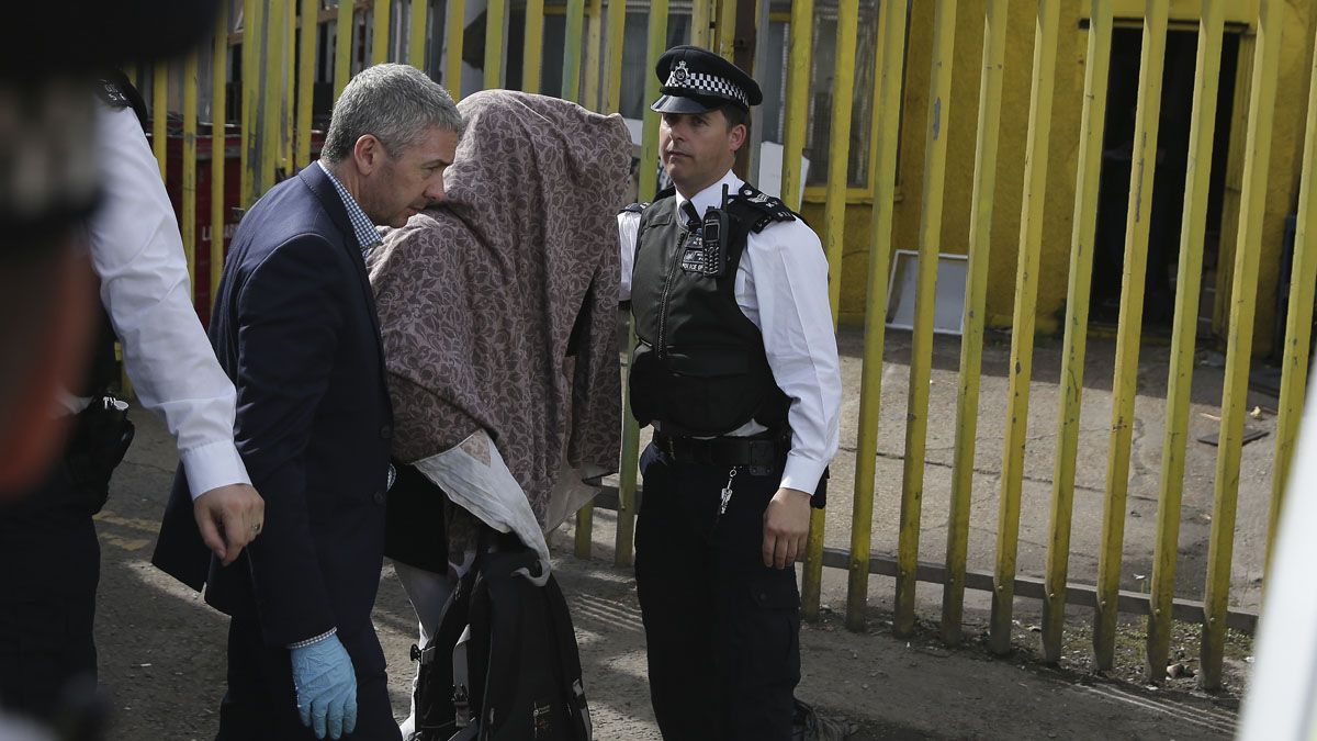 La policía británica acompaña a un detenido en Barking por los atentados de Londres (Foto: AFP)