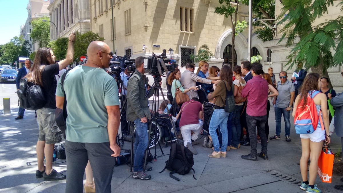 Declaraciones en la calle de los padres de Leopoldo López. (Foto: OKDIARIO)