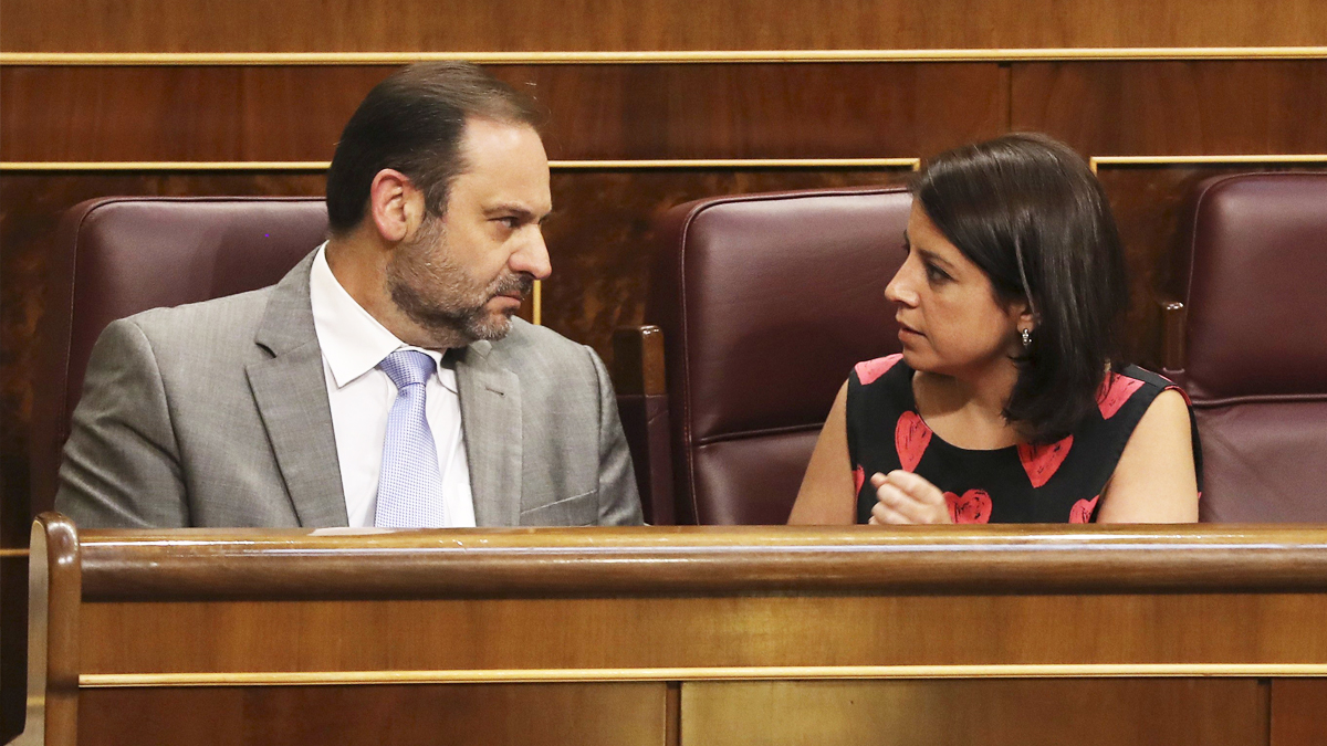 José Luis Ábalos y Adriana Lastra. (Foto: EFE)
