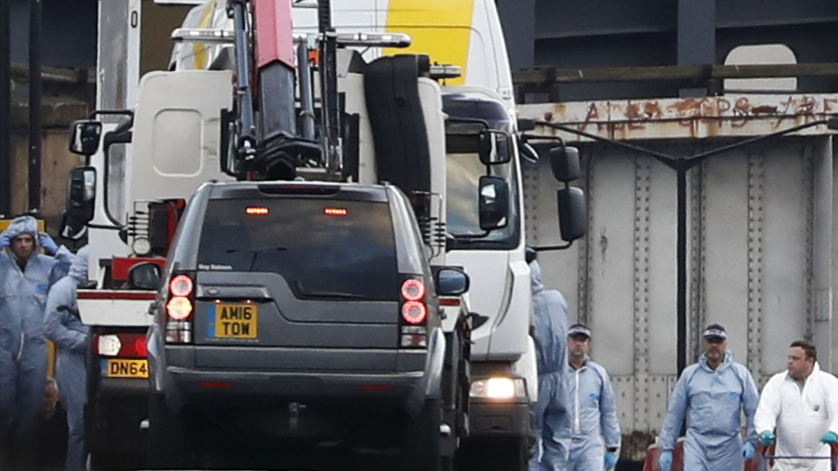 El vehículo utilizado por los terroristas de Londres es retirado (Foto: AFP)