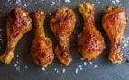 Muslos de pollo al horno crujientes y jugosos