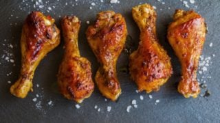 Muslos de pollo al horno crujientes y jugosos