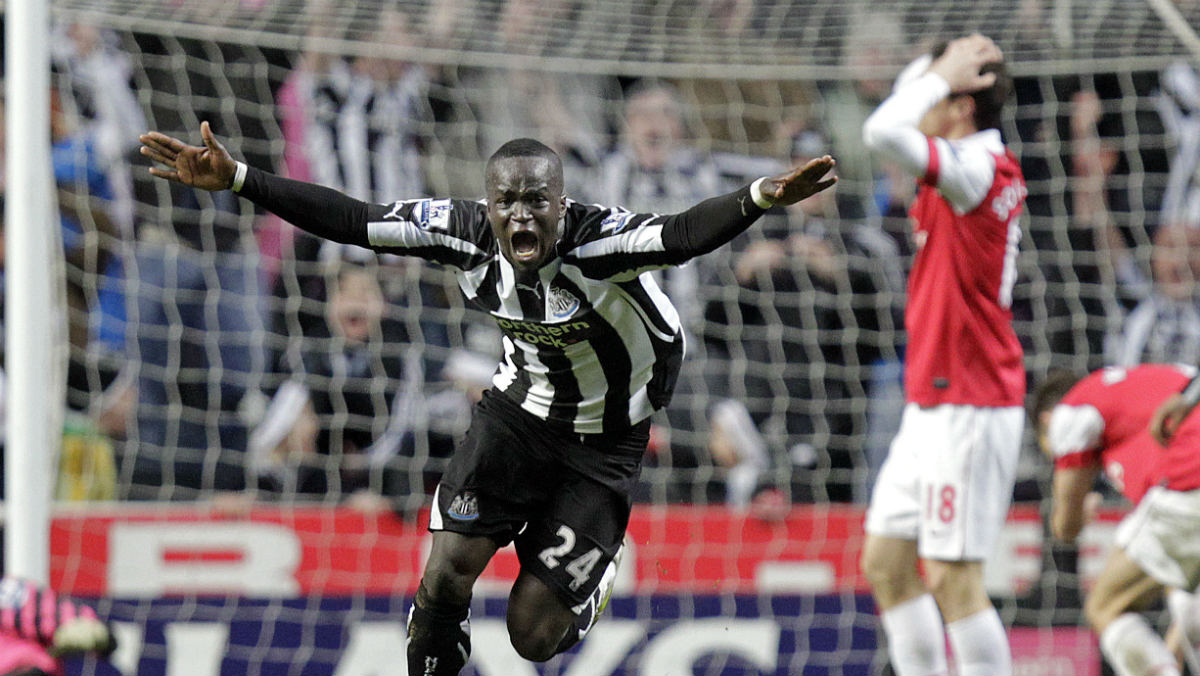 Cheick Tioté celebra un gol ante el Arsenal. (AFP)