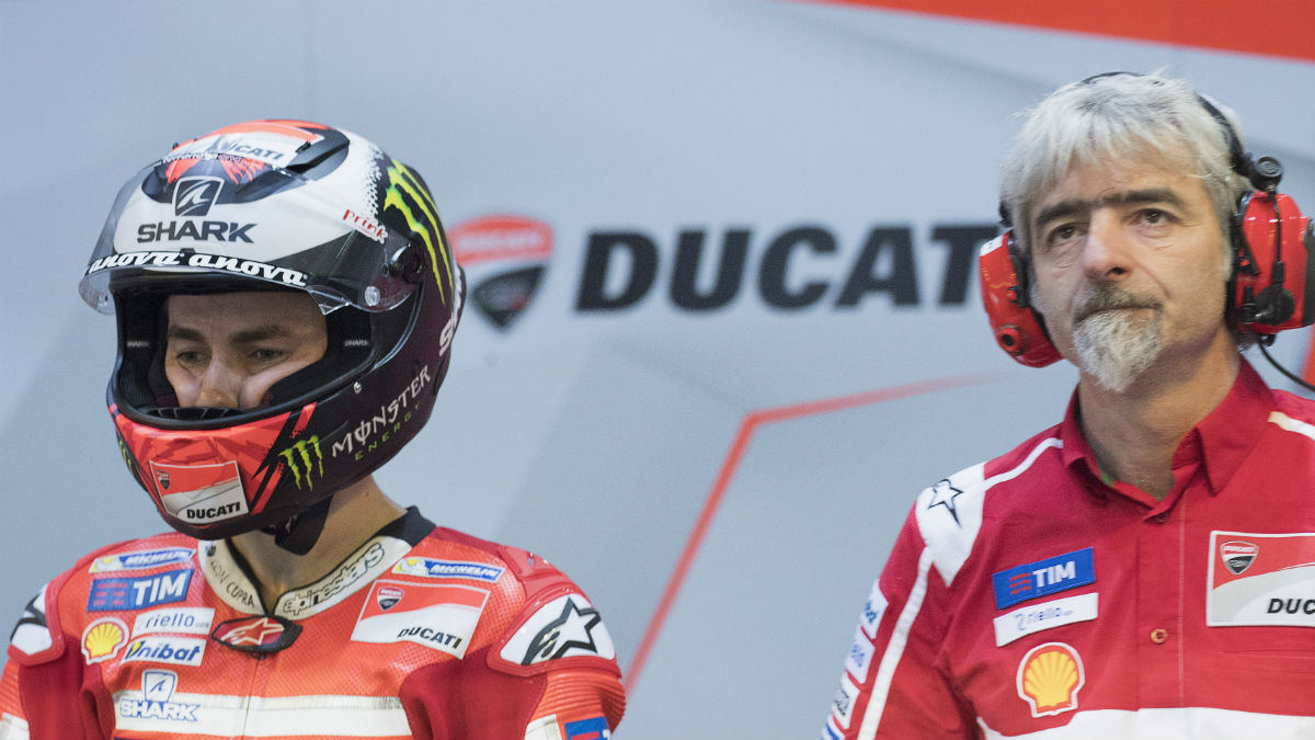Gigi Dall’Igna se muestra confiado en que Lorenzo acabe ganando con Ducati, a pesar de los problemas de adaptación que está teniendo. (Getty)
