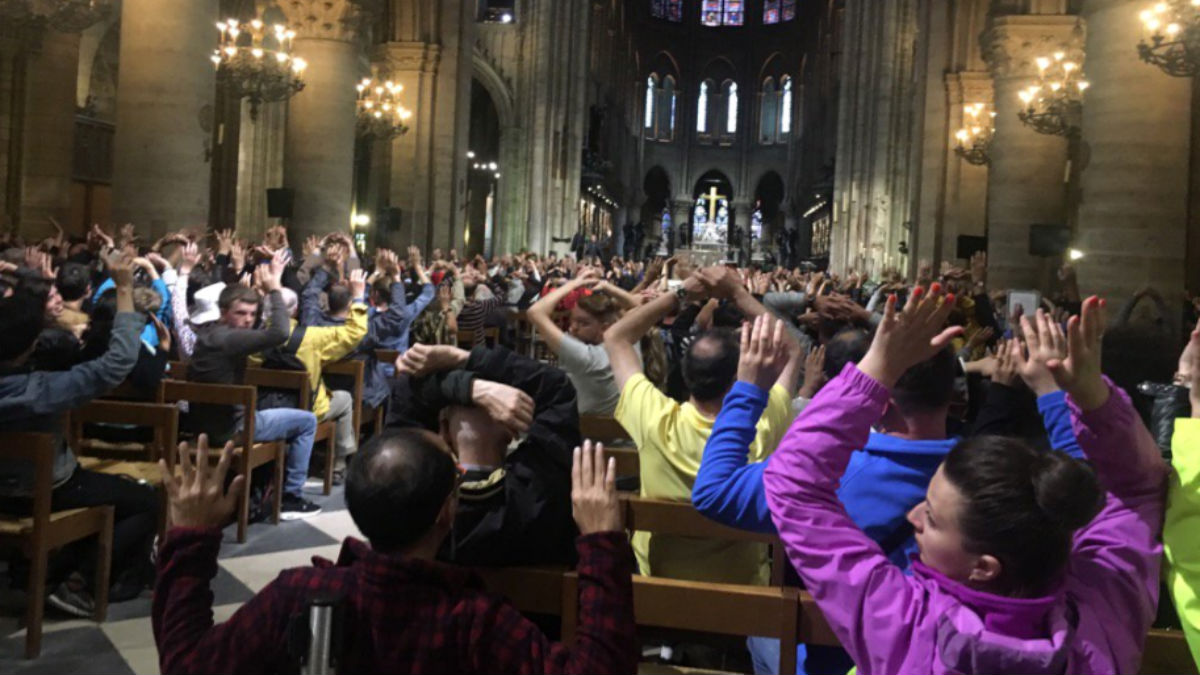 900 personas dentro de Notre Dame, brazos en alto, para que la policía verifique que no hay más amenazas terroristas.