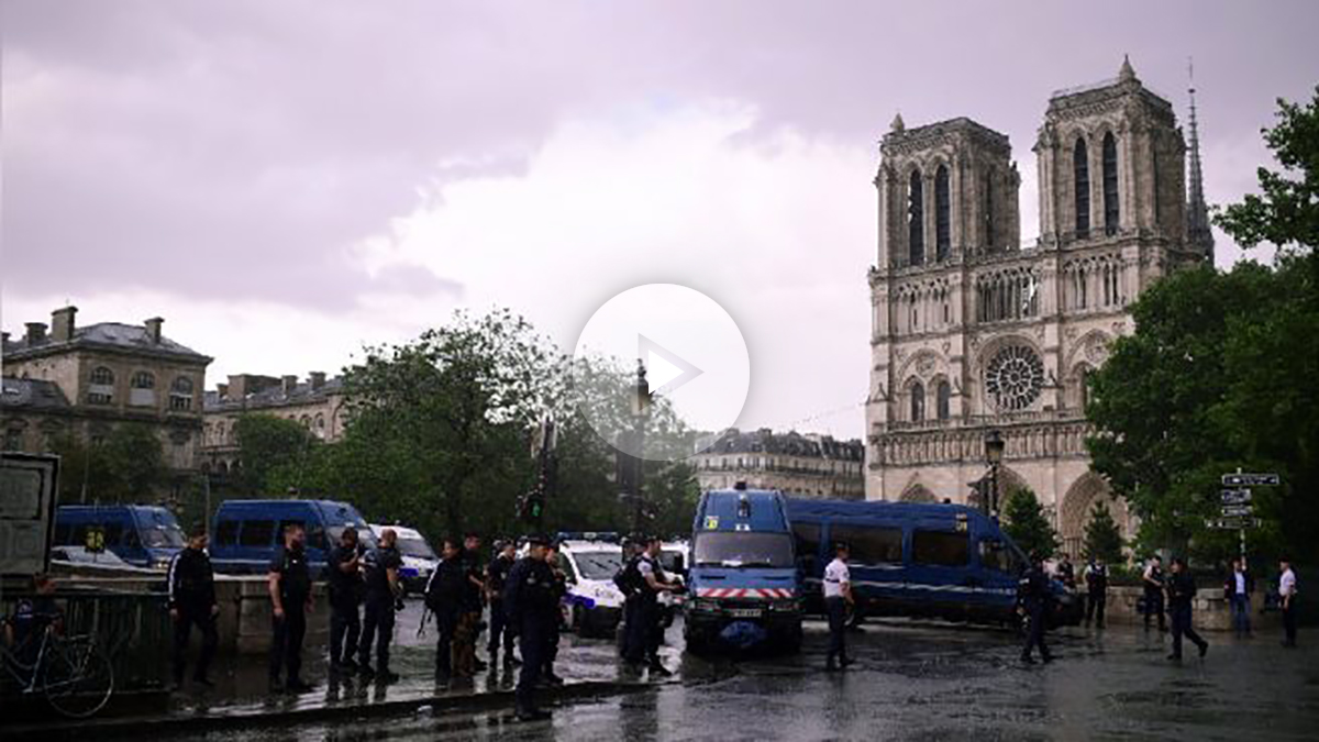 Agentes de Policía a las puertas de la Catedral de Notre Dame. (Foto: AFP)