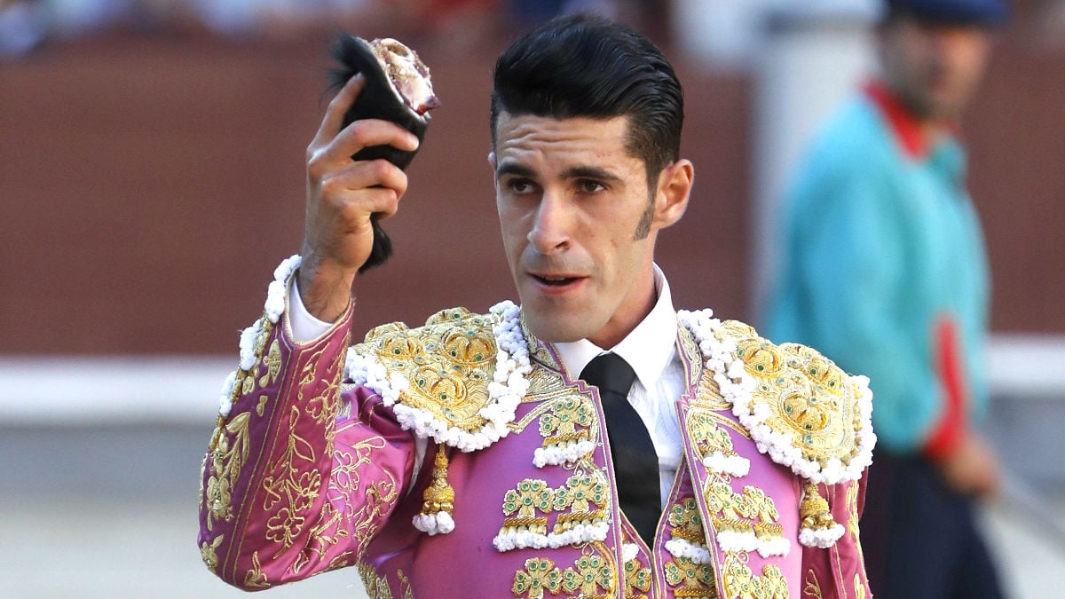 Alejandro Talavante exhibe una oreja cortada en Las Ventas (Foto: Efe).