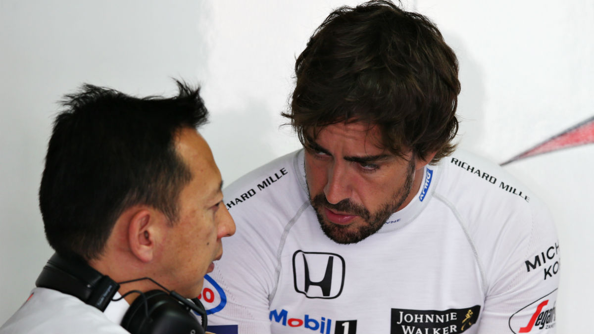 Fernando Alonso charla con uno de los trabajadores de Honda. (Getty)