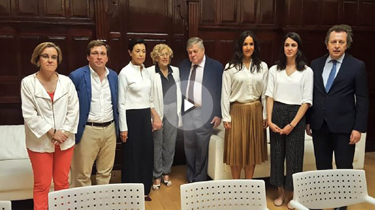 Los portavoces de los grupos municipales y Manuela Carmena con los padres de Leopoldo López. (Foto: TW)