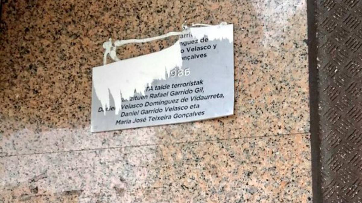 Placa en memoria del cuádruple atentado de ETA de octubre de 1986 arrancada en San Sebastián.