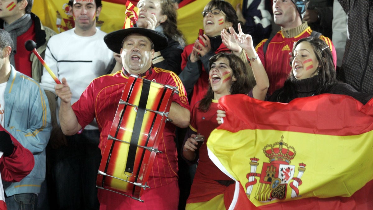 Manolo el del bombo animando a la Selección. (AFP)