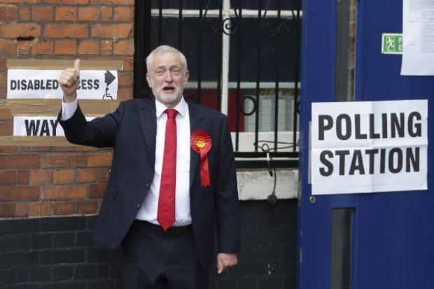 Jeremy Corbyn tras depositar su voto en el colegio electoral. Foto: AFP