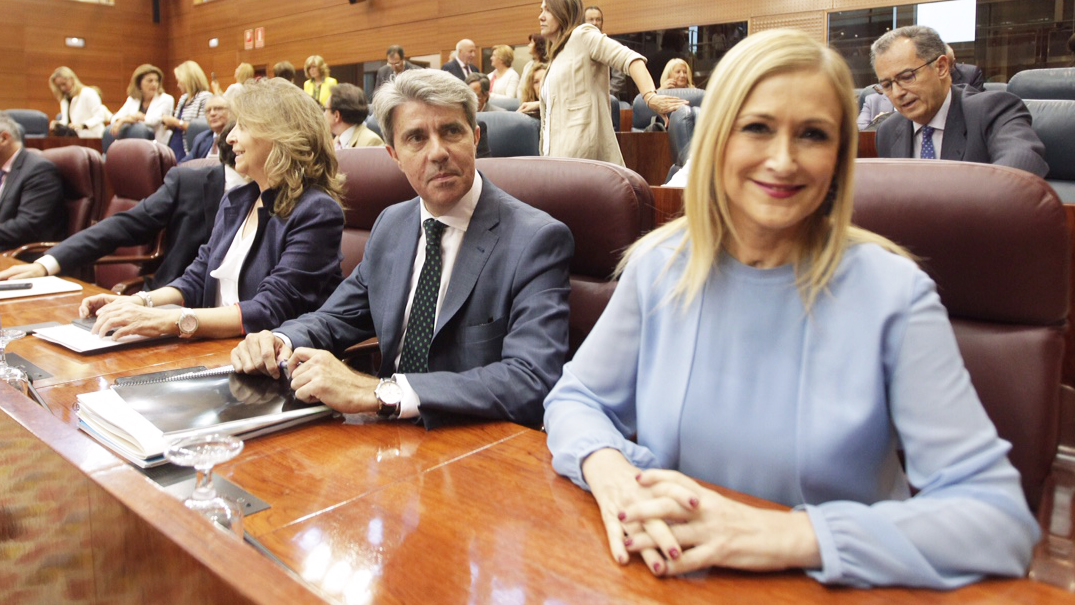 Ángel Garrido junto a Cifuentes en la Asamblea de Madrid. (Foto: Francisco Toledo)