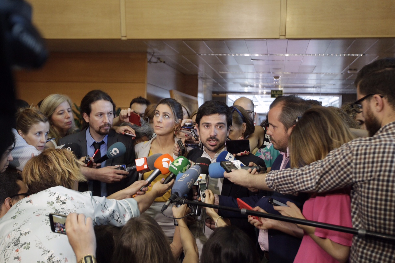 Espinar hace declaraciones en la Asamblea de Madrid. (Foto: Francisco Toledo)