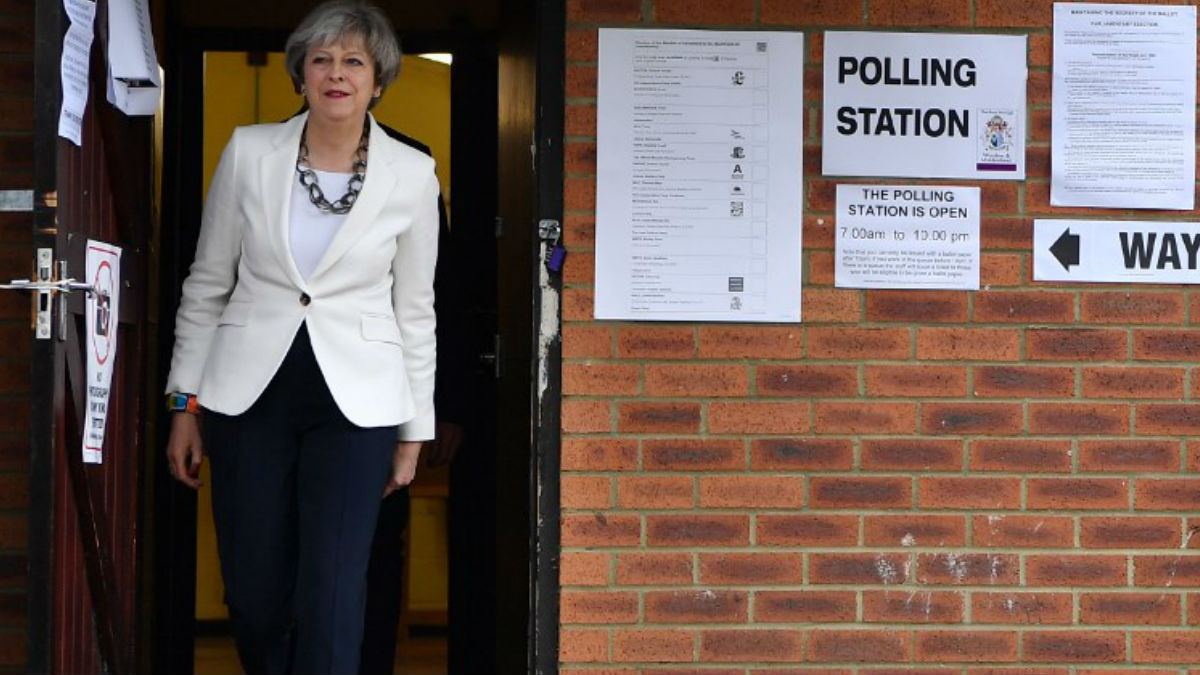 Theresa May tras votar en su colegio electoral. Foto: AFP