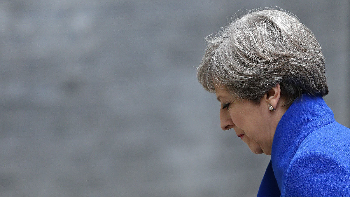 Theresa May regresa cabizbaja al 10 de Downing Street tras la pérdida de la mayoría absoluta. (AFP)