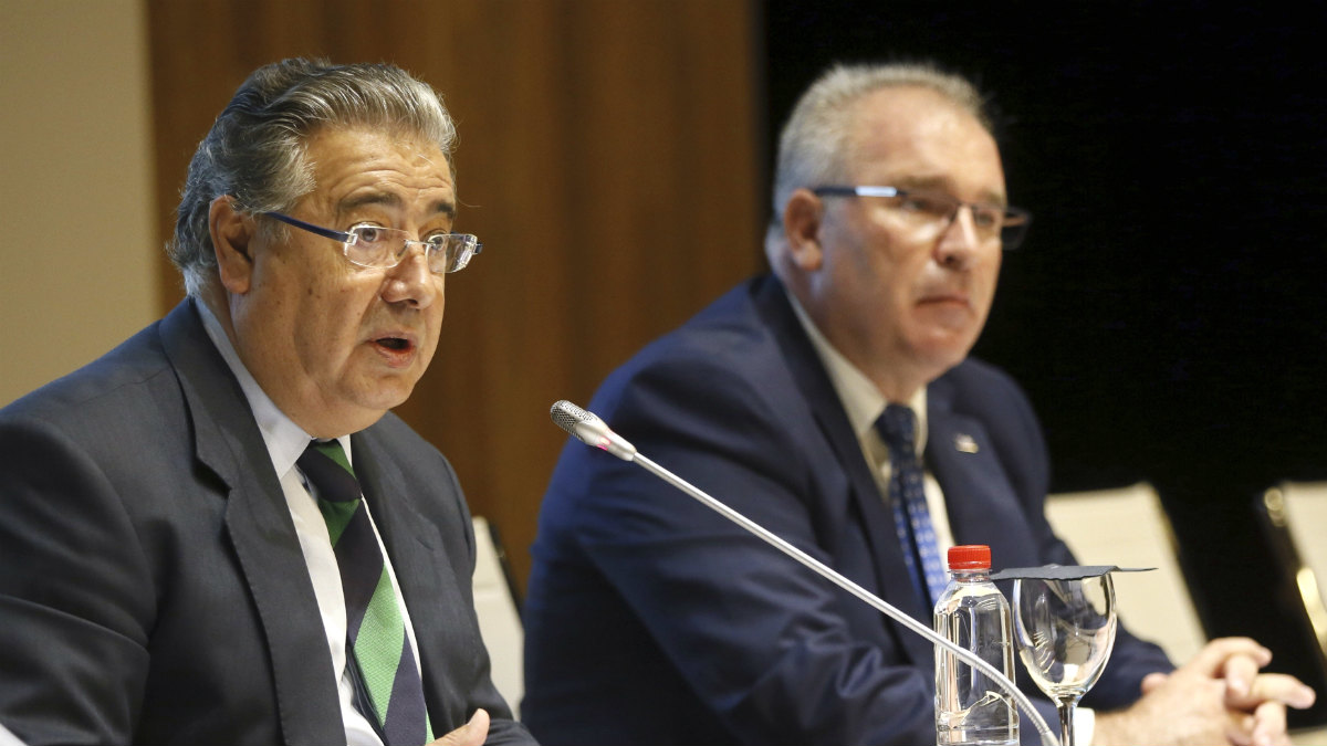 El ministro del Interior, Juan Ignacio Zoido, y el presidente de la AVT, Alfonso Sánchez. (EFE)