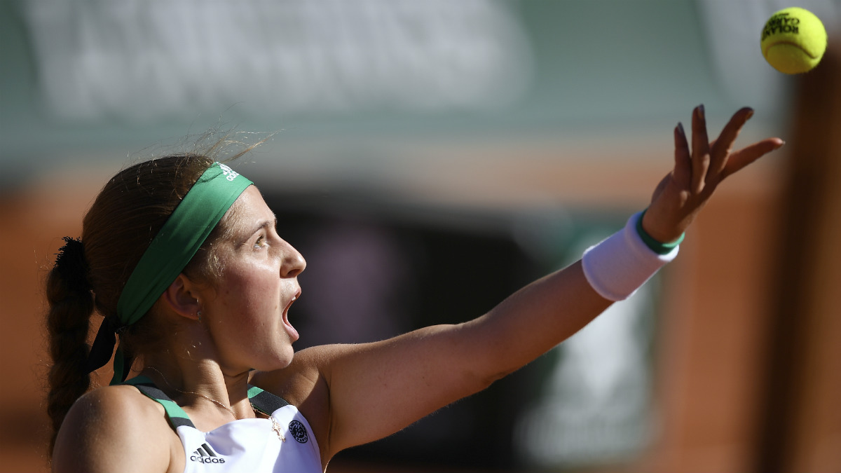 Ostapenko saca para ganar Roland Garros. (AFP)