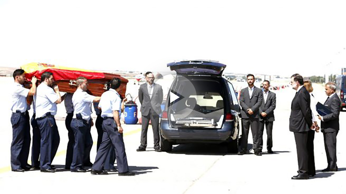Rajoy a la llegada del féretro de Ignacio Echeverría (Foto: Efe).
