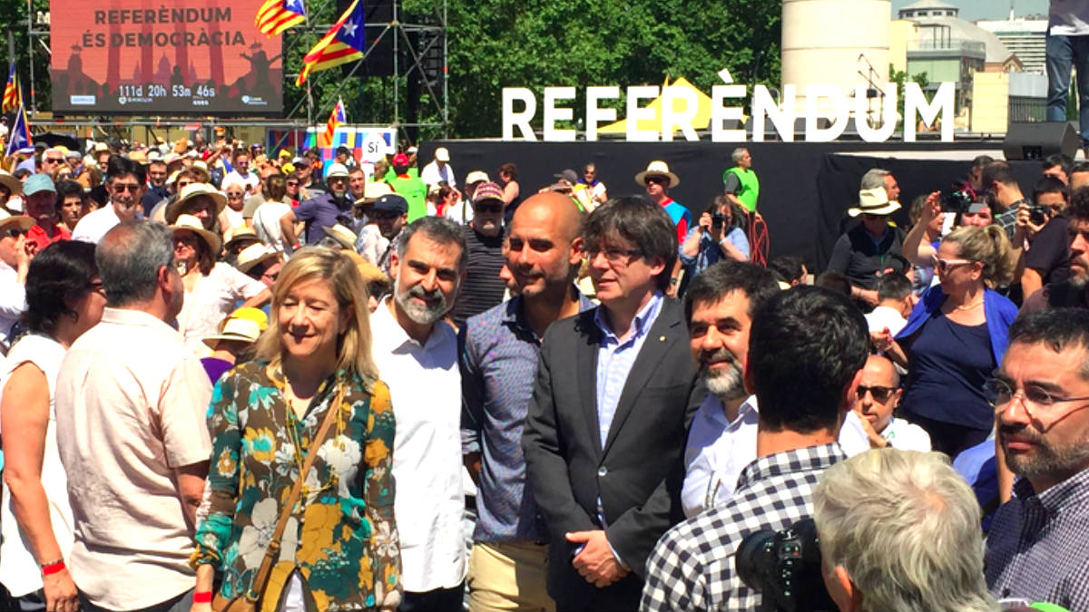 Guardiola y Puigdemont en el acto por el referéndum de este domingo.