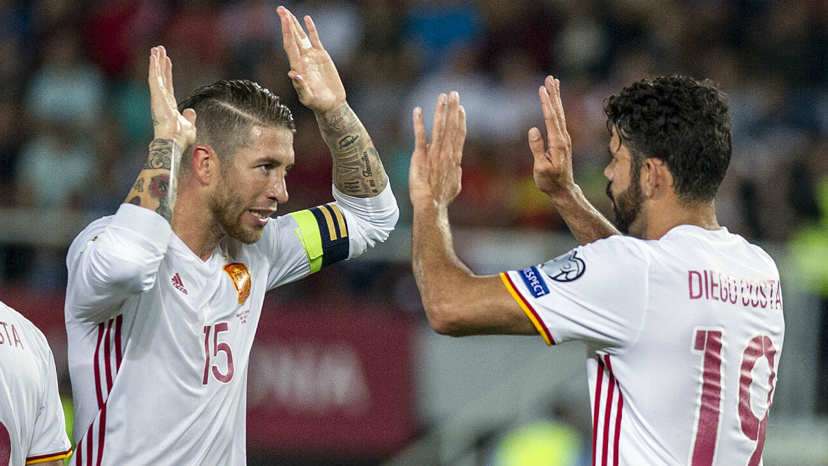 Sergio Ramos celebra con Diego Costa el segundo gol de España en Macedonia. (AFP)