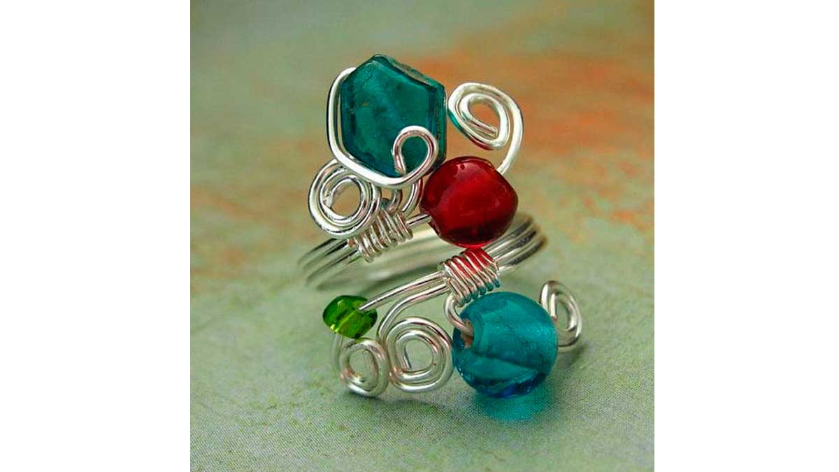Ejemplo de un anillo de alambre con cuencas. Pinterest