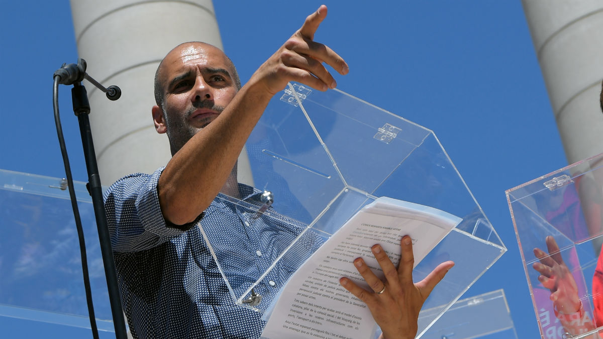 Pep Guardiola durante la lectura del manifiesto independentista. (AFP)
