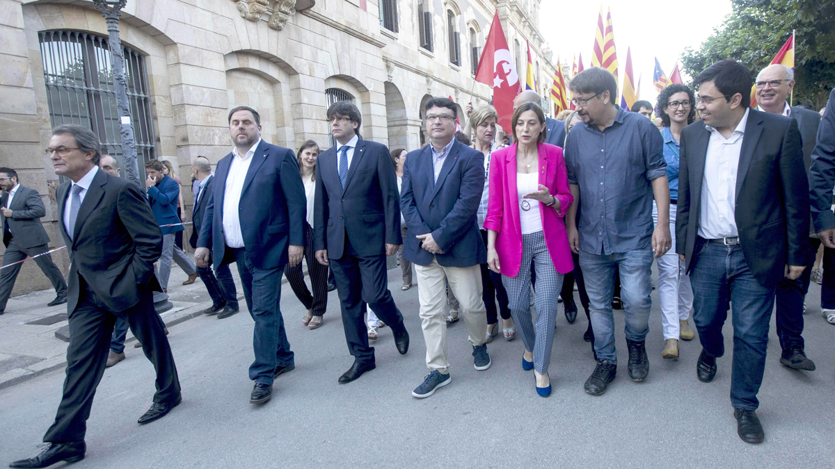 La plana mayor del Govern y el independentismo acompañan a Joan Josep Nuet a declarar. (Foto: EFE)